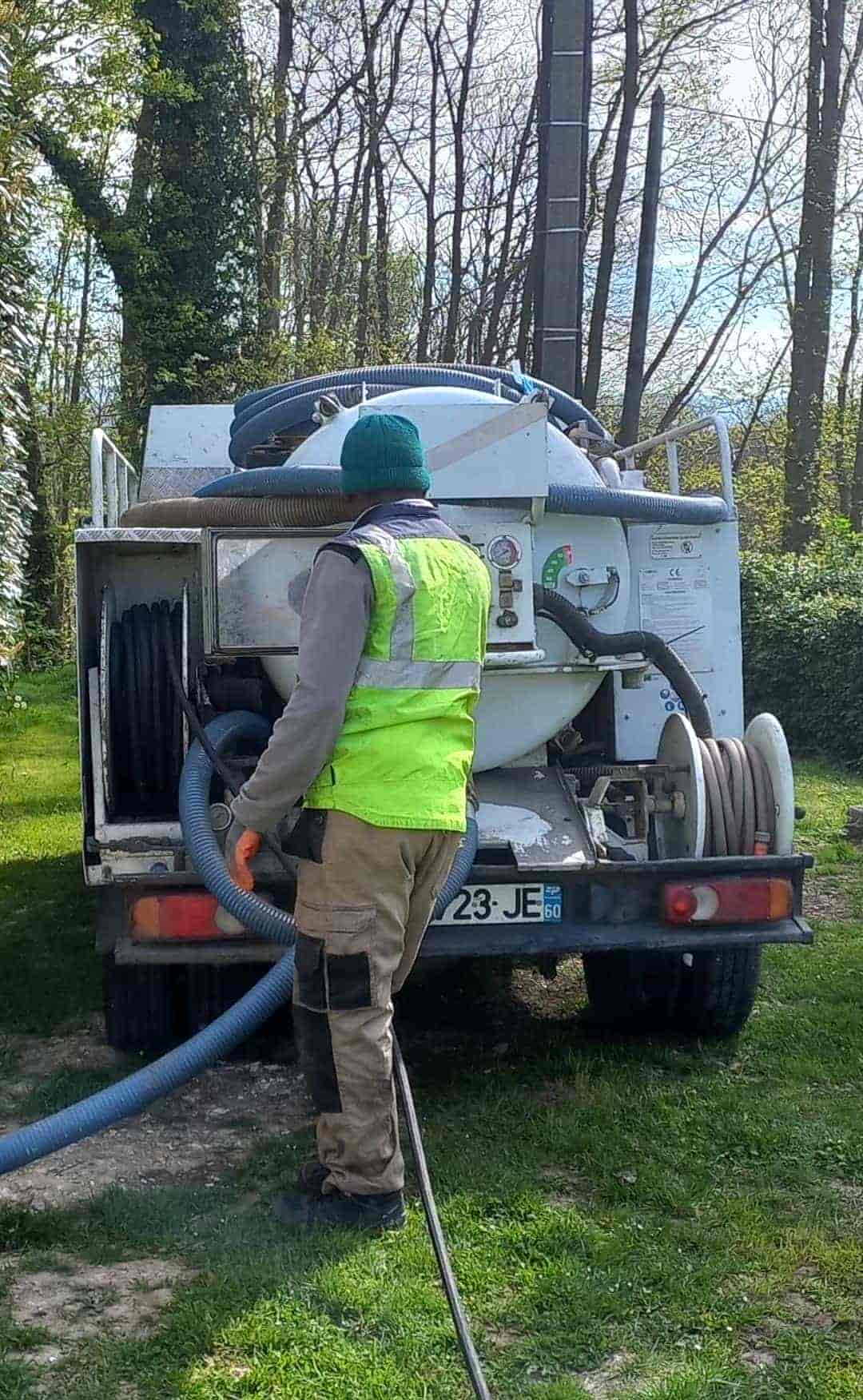Image intervention débouchage canalisation camion hydrocureur